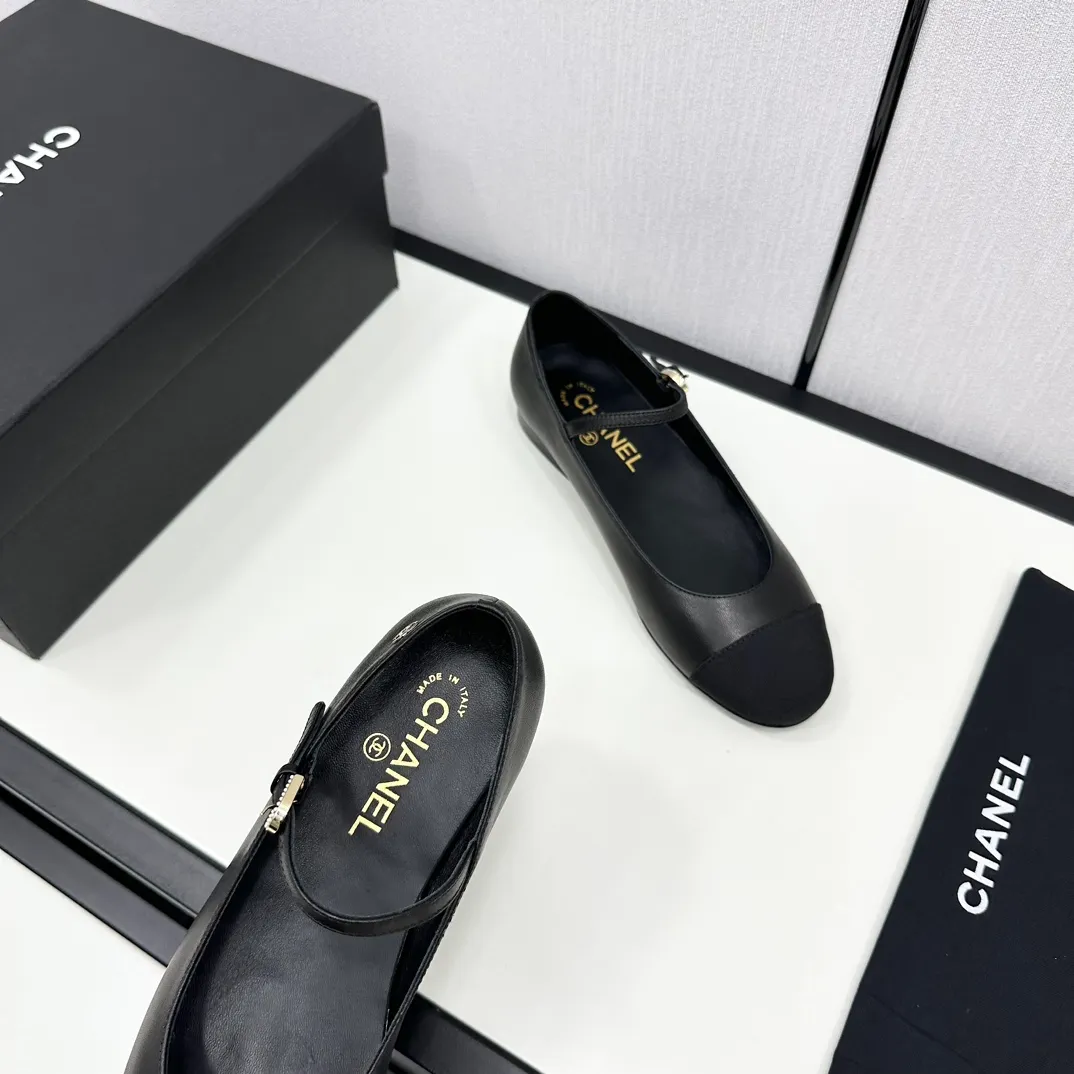 👟👟Ex-factory price 480👟👟 Xiaoxiang official website synchronizes the high version of CHANEL Chanel top Mary Jane____________, a must-have hot item for the fragrance family in spring and autumn, the goddess series, with the elegant and ladylike temperament of the fragrance family, super attractive, irresistible, and heart-warming... ▪️Imported sheepskin for the uppers ▪️Imported sheepskin for the inner feet (the same as the original) ▪️Original model open version, genuine leather outsole🇮🇹 ▪️Standard code 35-40 34 40 41 customized (non-returnable)